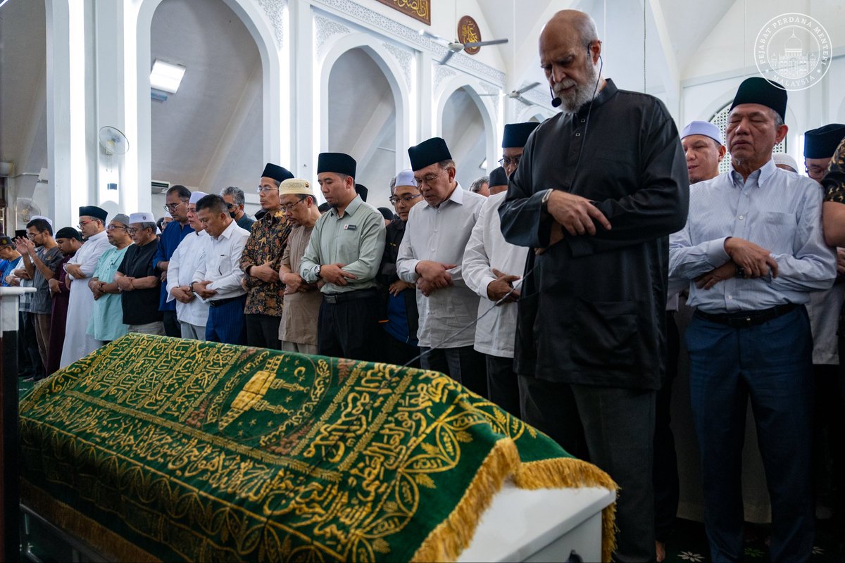 anwaribrahim's tweet photo. Hari ini saya bersama jemaah menunaikan solat jenazah tokoh ilmuwan dan pemikir agung peradaban Islam, Allahyarham Syed Muhammad Naquib al-Attas di Masjid Al-Taqwa TTDI.

Pemergian Allahyarham, seorang Profesor Diraja dan sarjana yang amat dihormati, merupakan kehilangan besar buat dunia kerana telah menabur bakti besar dalam memartabatkan tradisi ilmu, adab dan tamadun Islam.

Saya juga sempat menyampaikan salam takziah kepada ahli keluarga Allahyarham serta menzahirkan penghargaan terhadap khazanah pemikiran yang amat bernilai yang ditinggalkan, khususnya dalam memperkasa kefahaman mengenai konsep ilmu, adab serta peranan Islam dalam membentuk peradaban yang luhur.

Sesungguhnya jasa dan sumbangan Allahyarham akan terus dikenang dan menjadi sumber inspirasi kepada generasi ilmuwan serta umat Islam dalam meneruskan tradisi keilmuan yang berteraskan hikmah dan nilai.

Semoga Allah SWT mencucuri rahmat ke atas roh Allahyarham, mengampuni segala dosa serta menempatkannya dalam kalangan hamba-Nya yang beriman dan beramal soleh.
