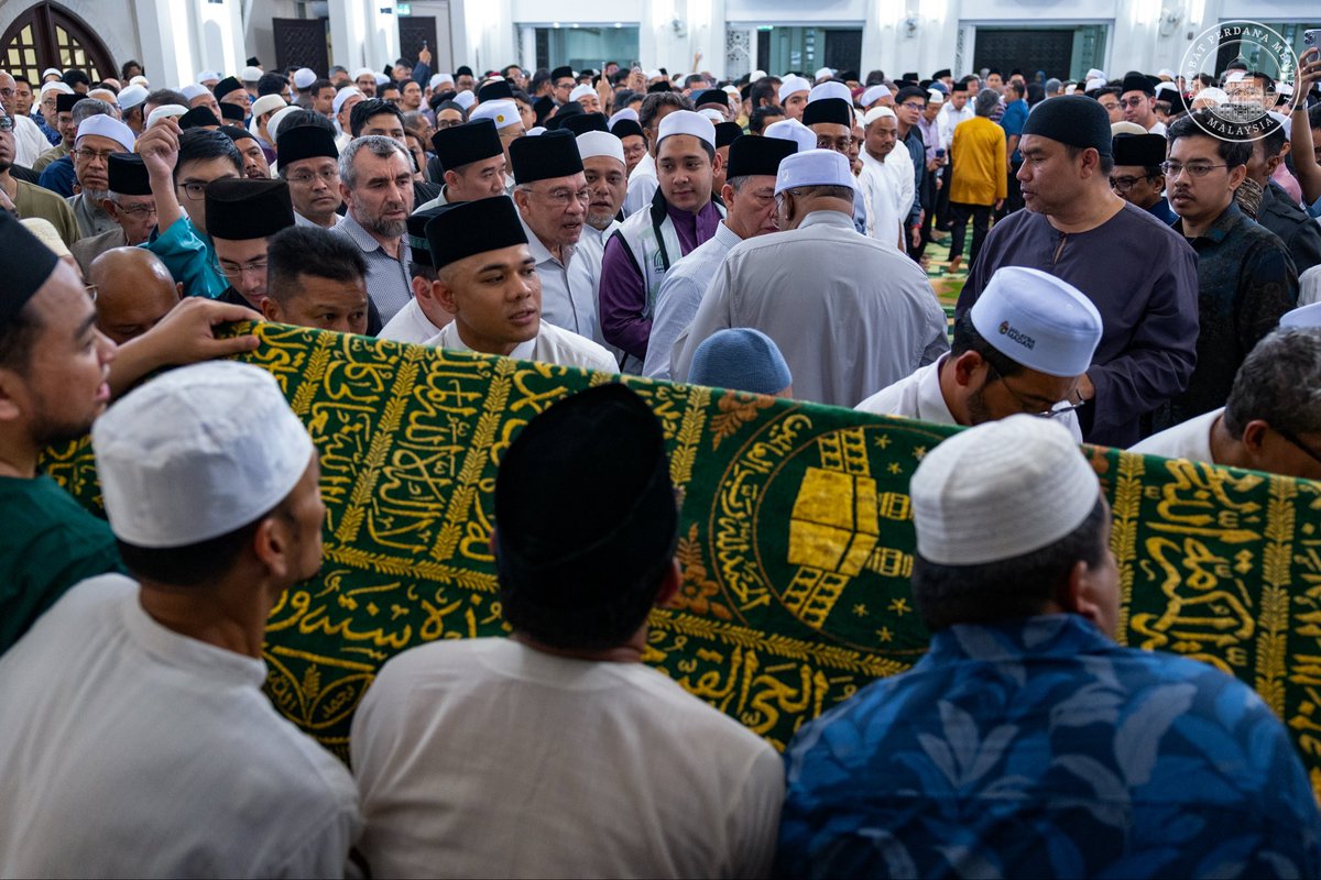 anwaribrahim's tweet photo. Hari ini saya bersama jemaah menunaikan solat jenazah tokoh ilmuwan dan pemikir agung peradaban Islam, Allahyarham Syed Muhammad Naquib al-Attas di Masjid Al-Taqwa TTDI.

Pemergian Allahyarham, seorang Profesor Diraja dan sarjana yang amat dihormati, merupakan kehilangan besar buat dunia kerana telah menabur bakti besar dalam memartabatkan tradisi ilmu, adab dan tamadun Islam.

Saya juga sempat menyampaikan salam takziah kepada ahli keluarga Allahyarham serta menzahirkan penghargaan terhadap khazanah pemikiran yang amat bernilai yang ditinggalkan, khususnya dalam memperkasa kefahaman mengenai konsep ilmu, adab serta peranan Islam dalam membentuk peradaban yang luhur.

Sesungguhnya jasa dan sumbangan Allahyarham akan terus dikenang dan menjadi sumber inspirasi kepada generasi ilmuwan serta umat Islam dalam meneruskan tradisi keilmuan yang berteraskan hikmah dan nilai.

Semoga Allah SWT mencucuri rahmat ke atas roh Allahyarham, mengampuni segala dosa serta menempatkannya dalam kalangan hamba-Nya yang beriman dan beramal soleh.