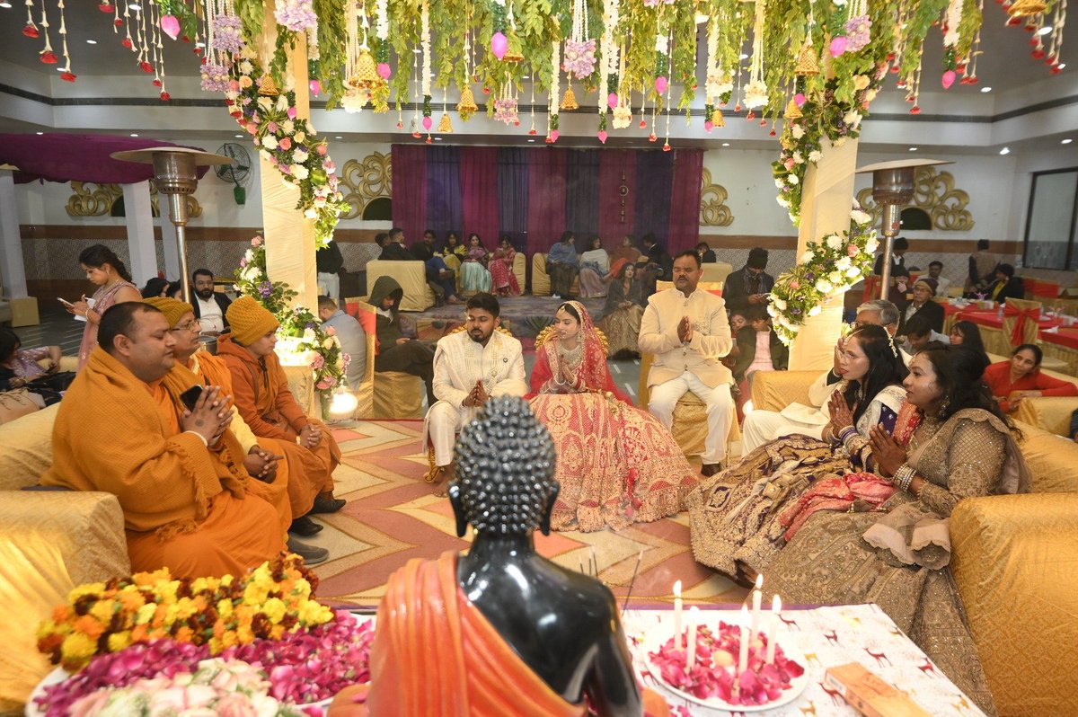 NationalDastak's tweet photo. ओबीसी कुर्मी चार्टर अकाउंटेंट और आदिवासी समाज की बेटी की बौद्ध रीति से शादी। दिल्ली एनसीआर तक पहुंचा बहुजन आंदोलन। https://t.co/tm9jVzQ3x0