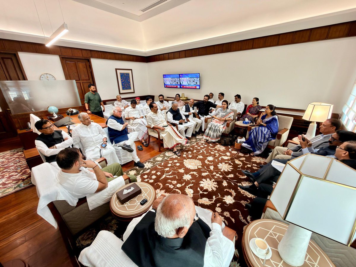 कांग्रेस अध्यक्ष और राज्यसभा में नेता प्रतिपक्ष <a href="/kharge/">Mallikarjun Kharge</a> जी  और लोकसभा में नेता विपक्ष <a href="/RahulGandhi/">Rahul Gandhi</a> जी  के साथ INDIA गठबंधन के फ्लोर लीडर्स की महत्वपूर्ण बैठक हुई।

बैठक में संसद सत्र से जुड़े अहम मुद्दों और विपक्ष की रणनीति पर चर्चा की गई।

📍 संसद भवन, दिल्ली