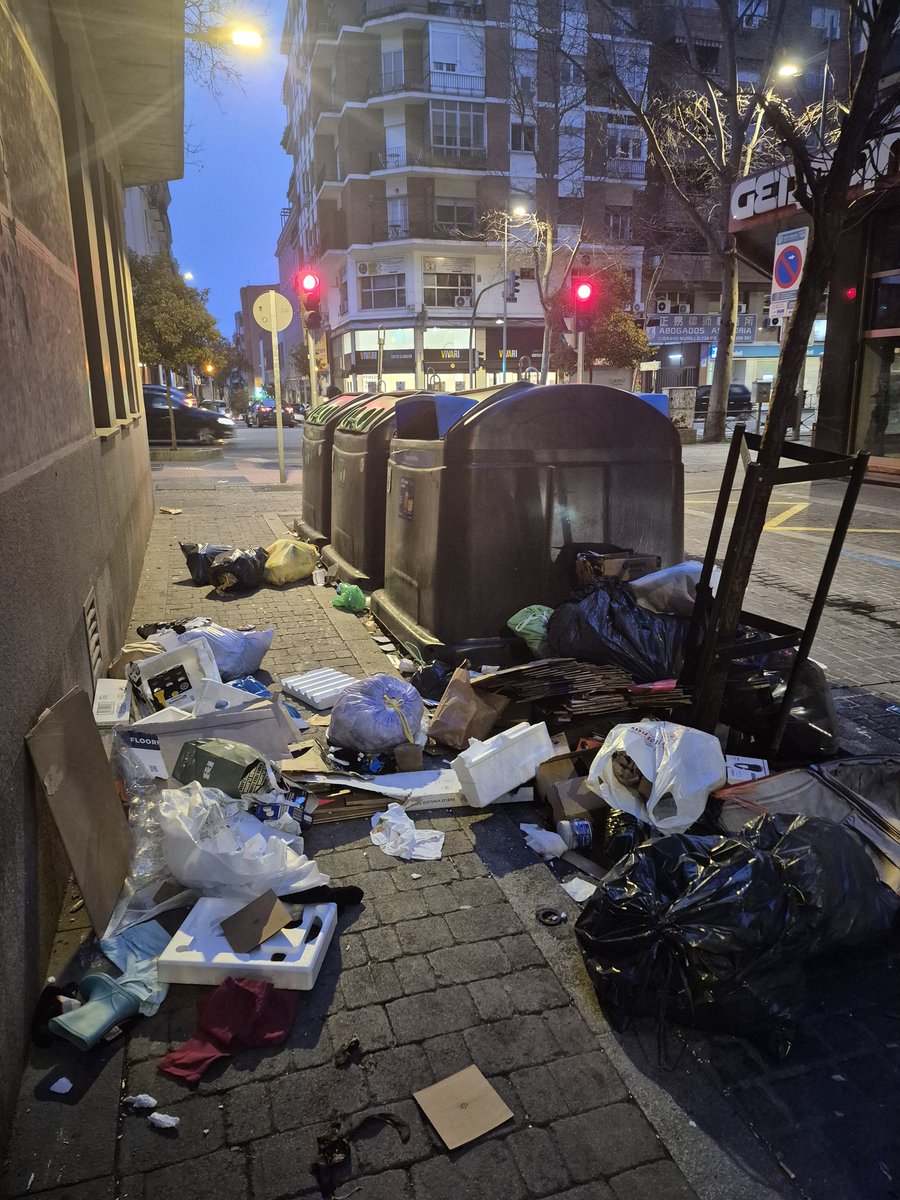MJoseTopete's tweet photo. Otro día más que nos come la 💩 
Se comunica a @TetuanVox y @PSOEtetuan y que hacen? NADA y el resto de partidos son inaccesibles.

@Lineamadrid @MADRID @PPAsamblea @PSOEMadridAyto @MasMadridCiudad @vox_asambleamad @JMDTetuan @pptetuan @MasMadridCiudad https://t.co/y3yjErlZc3
