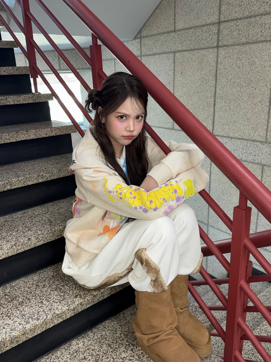 "Permen mau permen?".                                  "Nasi pad—"