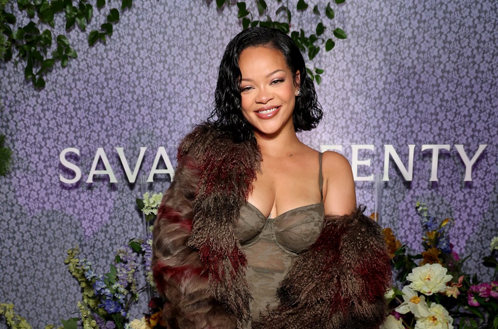 CerfiaFR's tweet photo. 🇺🇸🎤 FLASH | Rihanna a été VISÉE par des TIRS. Une femme a fait FEU sur la maison de la chanteuse à Los Angeles a été visée alors qu’elle se trouvait à l’intérieur avec son conjoint A$AP Rocky et leurs trois enfants.

Au moins une balle a traversé un mur de la propriété. Une femme d’une trentaine d’années, soupçonnée d’avoir tiré depuis une voiture, a été arrêtée par la police.