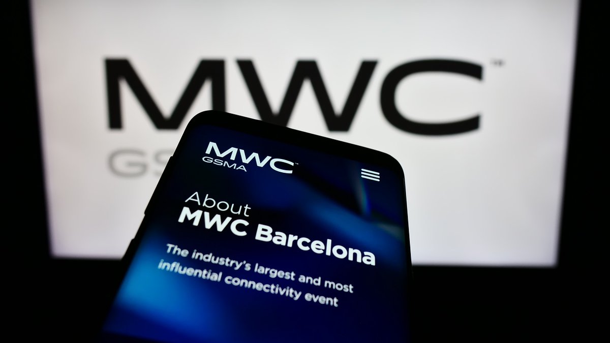 BernardMarr's tweet image. What MWC 2026 Revealed About The Future Of AI At Work

#MWC2026 showed that the next wave of #AI value will come from the point where #digitalintelligence meets real #work. AI is moving into devices, glasses, networks and machines, and that will reshape how organizations operate.