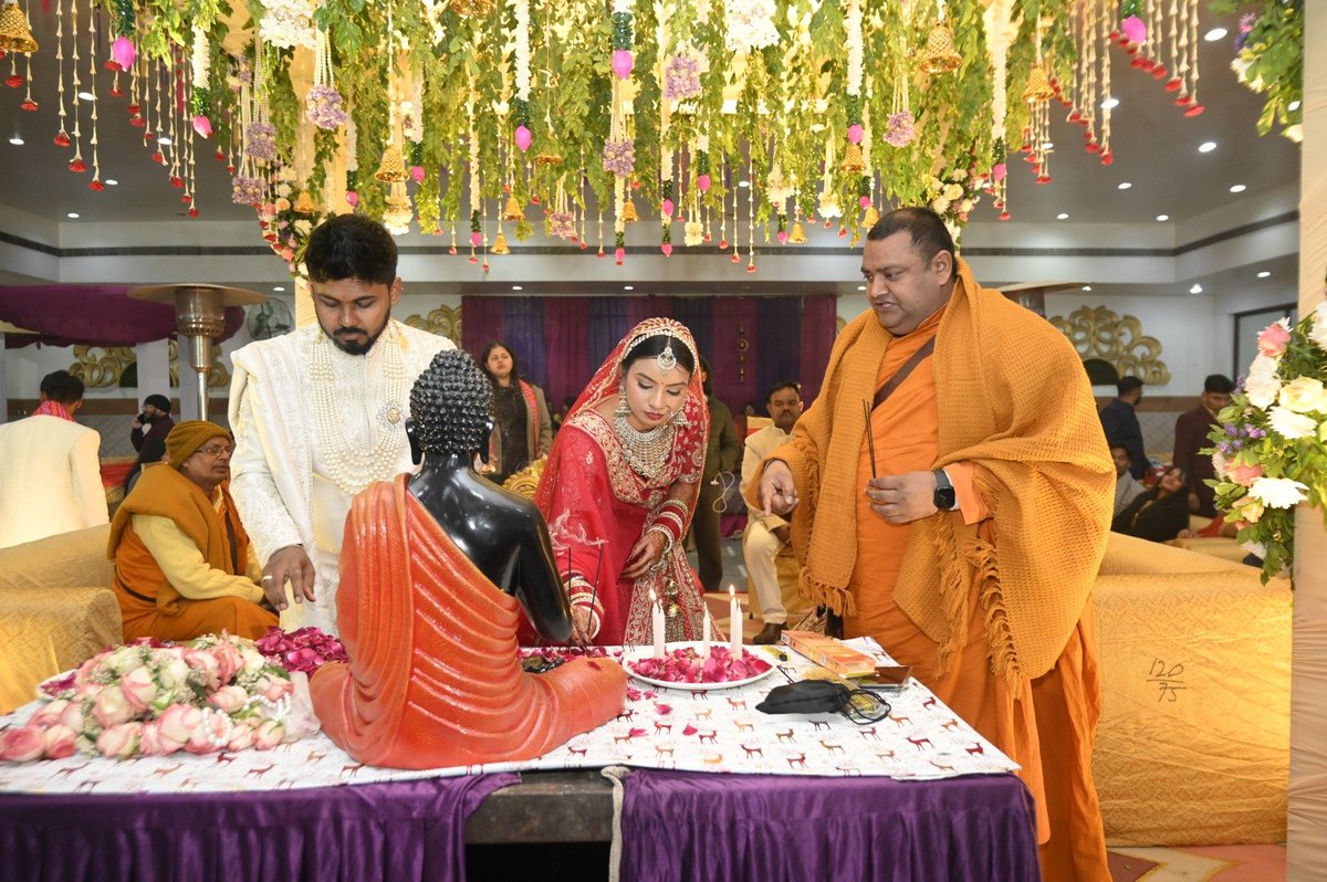 NationalDastak's tweet photo. ओबीसी कुर्मी चार्टर अकाउंटेंट और आदिवासी समाज की बेटी की बौद्ध रीति से शादी। दिल्ली एनसीआर तक पहुंचा बहुजन आंदोलन। https://t.co/tm9jVzQ3x0
