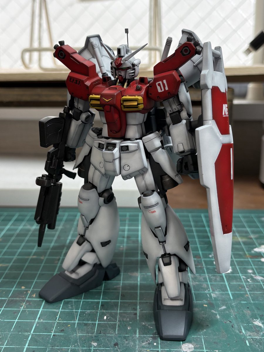 msn_00pilo's tweet photo. HGUC GP01Fb フルバーニアン完成。
各部調整してプロポーション整えて、さらにコアファイターのユニバーサルブースターも付けたり、ビームライフルも盛ってみたり。
オリジナルカラーでグラデーション塗装してみました。
楽しかったです！ https://t.co/Td7mDw0H60