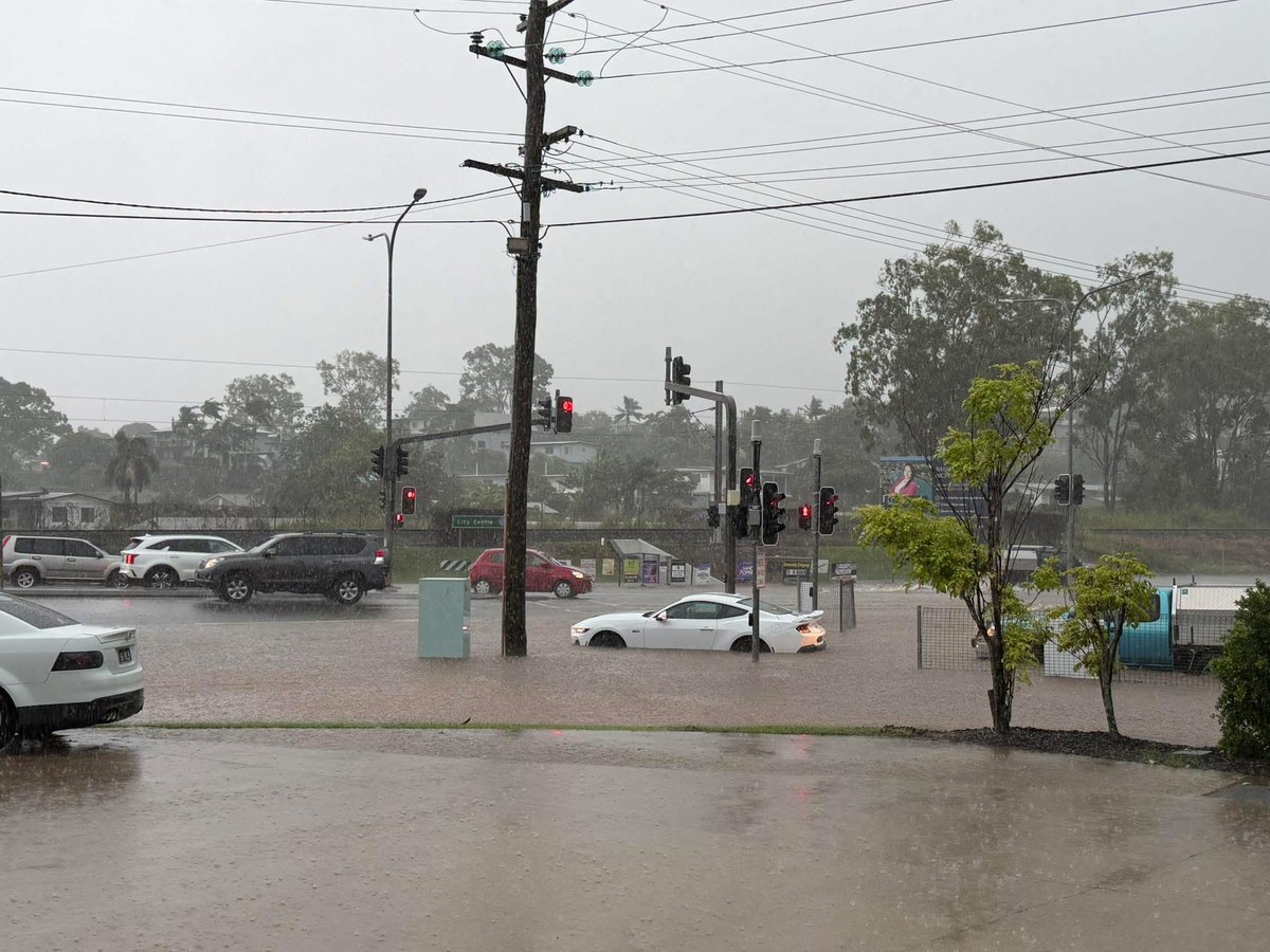 EllaCoo55777104's tweet photo. Flash flooding and non stop rain pounding East coast central qld
My area is ok for now β¦ π
#qldflood https://t.co/6yRrfPdwlW