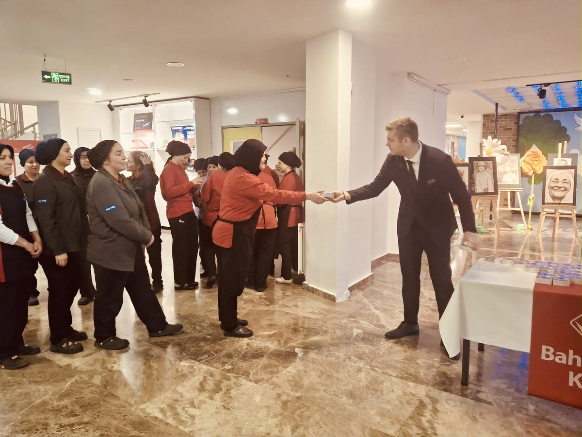 bhcshr_samlise's tweet photo. Hayatın her alanında emekleri, başarıları ve ilham veren katkılarıyla dünyayı güzelleştiren tüm kadınların 8 Mart Dünya Kadınlar Günü’nü kutluyoruz.
Eşitlik ve saygının güçlendiği bir gelecek için birlikte ilerlemeye devam ediyoruz.🌸 https://t.co/bKRXEgiCog