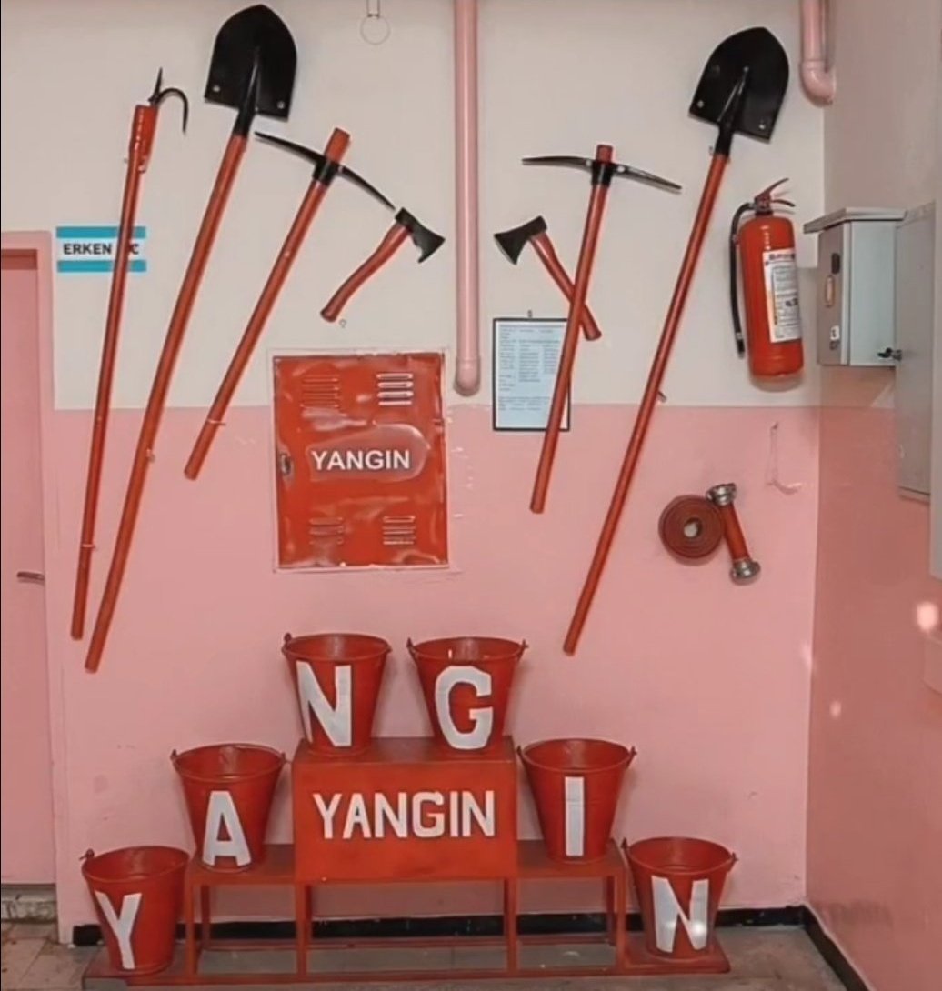 Sene 98 . Anasınıfına başlıyorum. Okulun ilk günü. Öğretmen bize koridorda buraya yaklaşmayacaksınız dedi. Sadece 1 kez. 
Ben yakınında yıllarca öğrenci görmedim. Şimdi bir okul koridorunda şunların bulunduğunu düşünebiliyor musunuz? 
Ne değişti peki ???