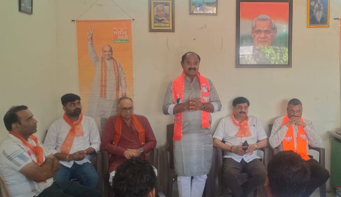 આજરોજ ચલાલા ભારતીય જનતા પાર્ટી કાર્યાલય ખાતે સંગઠન પર્વ નિમિત્તે અમરેલી જિલ્લા ભાજપના નવનીત સંગઠન પ્રભારી શ્રી અભયસિંહજી ચૌહાણની અધ્યક્ષતામાં આયોજિત પરિચય બેઠકમાં સંગઠનને વધુ મજબૂત બનાવવા માટે માર્ગદર્શન આપ્યું.