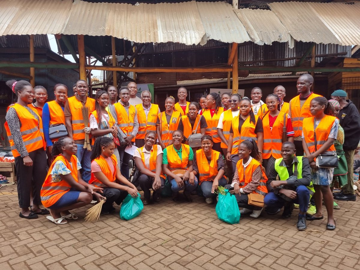 Muhunsa_MAK's tweet photo. MUHUNSA carried out a food safety outreach to Kalerwe market on 7th March, providing nutrition assessment, food hygiene education and market cleanup. Together with the community and partners, we managed to promote safer food environments. If it's not safe, it's not food. https://t.co/9nNts3Mjeu