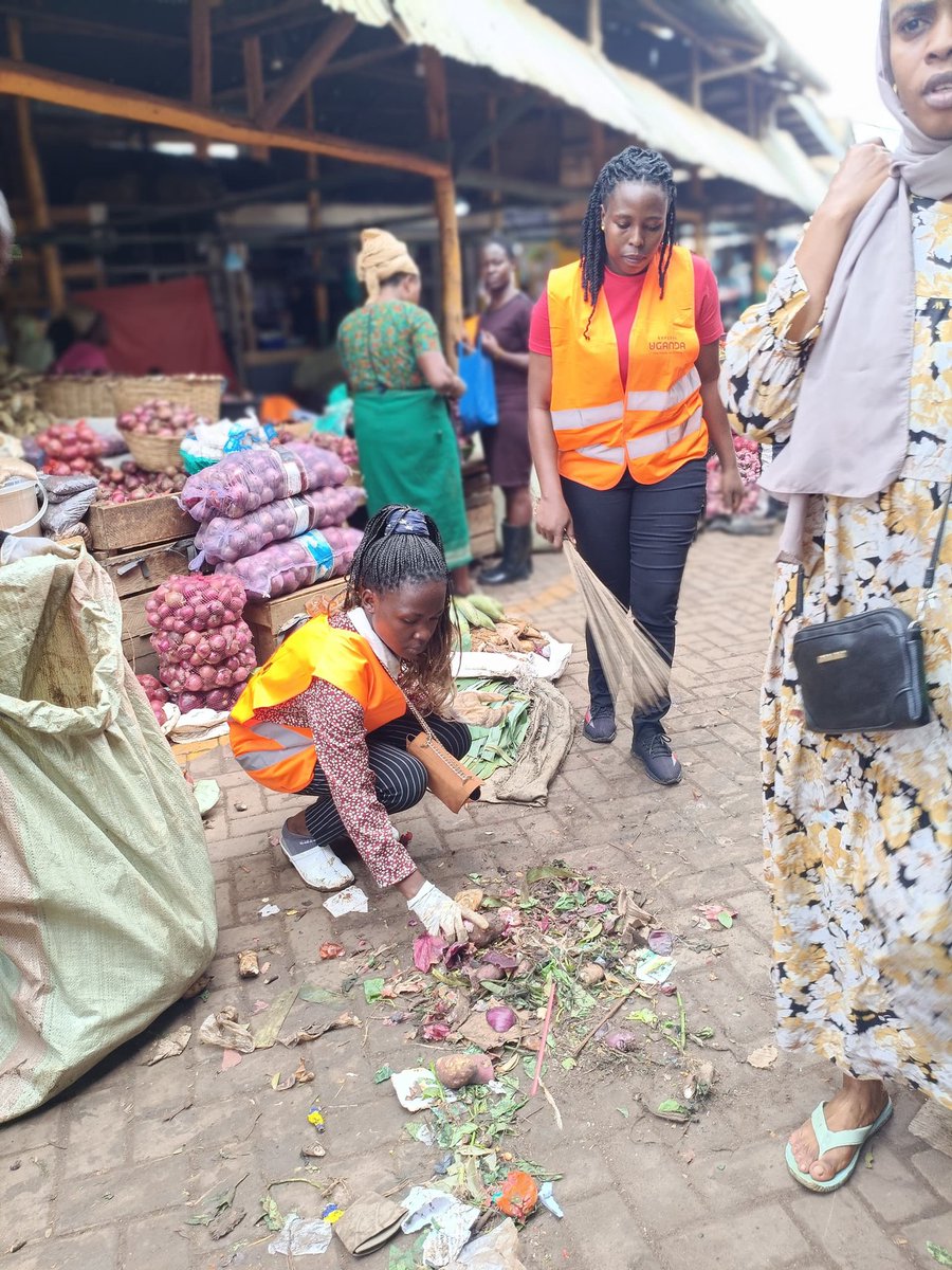 Muhunsa_MAK's tweet photo. MUHUNSA carried out a food safety outreach to Kalerwe market on 7th March, providing nutrition assessment, food hygiene education and market cleanup. Together with the community and partners, we managed to promote safer food environments. If it's not safe, it's not food. https://t.co/9nNts3Mjeu