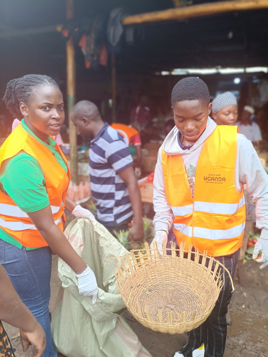 Muhunsa_MAK's tweet photo. MUHUNSA carried out a food safety outreach to Kalerwe market on 7th March, providing nutrition assessment, food hygiene education and market cleanup. Together with the community and partners, we managed to promote safer food environments. If it's not safe, it's not food. https://t.co/9nNts3Mjeu