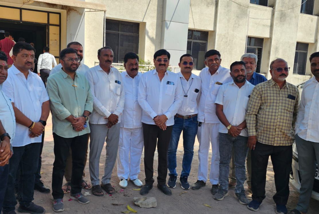 મારા મત વિસ્તારના ખાંભા તાલુકા પંચાયતમાં નવી ગાડીનું લોકાર્પણ કર્યું. 

આ તકે કાર્યક્રમમાં જિલ્લા પંચાયતના સદસ્યશ્રીઓ, પંચાયતના પદાધિકારીઓ, પક્ષના હોદ્દેદારો તેમજ અધિકારીશ્રીઓ ઉપસ્થિત રહ્યા હતા...