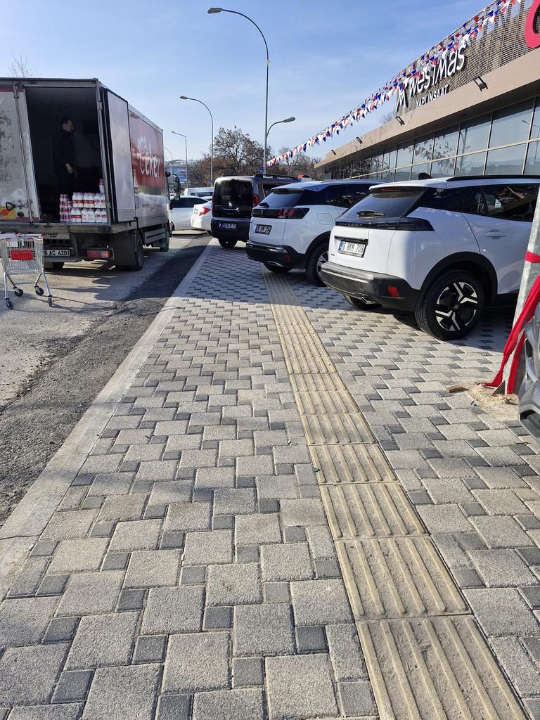 <a href="/denetlecomtr/">denetle!</a> 
<a href="/bursabuyuksehir/">Bursa Büyükşehir Belediyesi</a> 

Yaya yolunun bir işletmeye bırakılması sonrası oluşan durum.En sakin saatte bile durum bu.Çocuklar ya yolda ya da araçların arasında ilerliyor.Engelliler ise Allah a emanet.
Bursa Ata Bulvarı üzeri bir süper market önü.