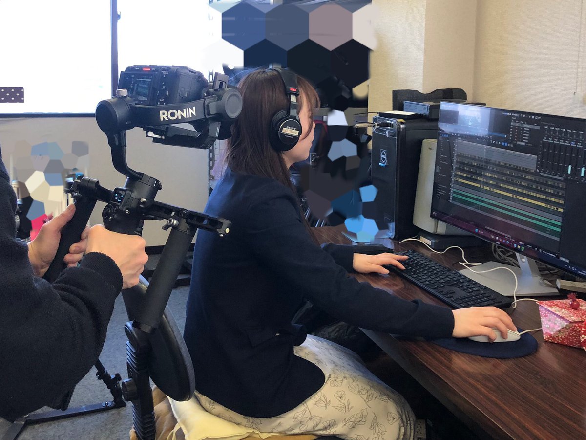 eizo_pro's tweet photo. おぉ！
EIZOPROの社内で撮影が行われたようです📸
どんな作品になるのか…？！

本日もよろしくお願い致します✨

#EIZOPRO 
#企業公式つぶやき部 https://t.co/1t4LDZZUW6