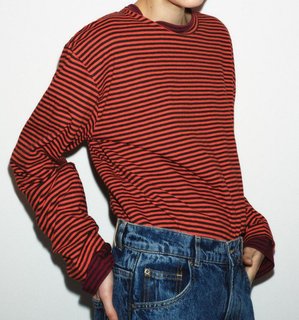 ZARA 코튼-린넨 스트라이프 티셔츠 레드/보라

보라색을 안에 입은 게 공식 홈페이지 제품 연출이랑 같은 것이 이게 맞는 것 같은데 정확하진 않음
어쨌든 깔별로 구비하신 귀요미 🥰
zara.com/kr/ko/%E1%84%8…

#솔민수