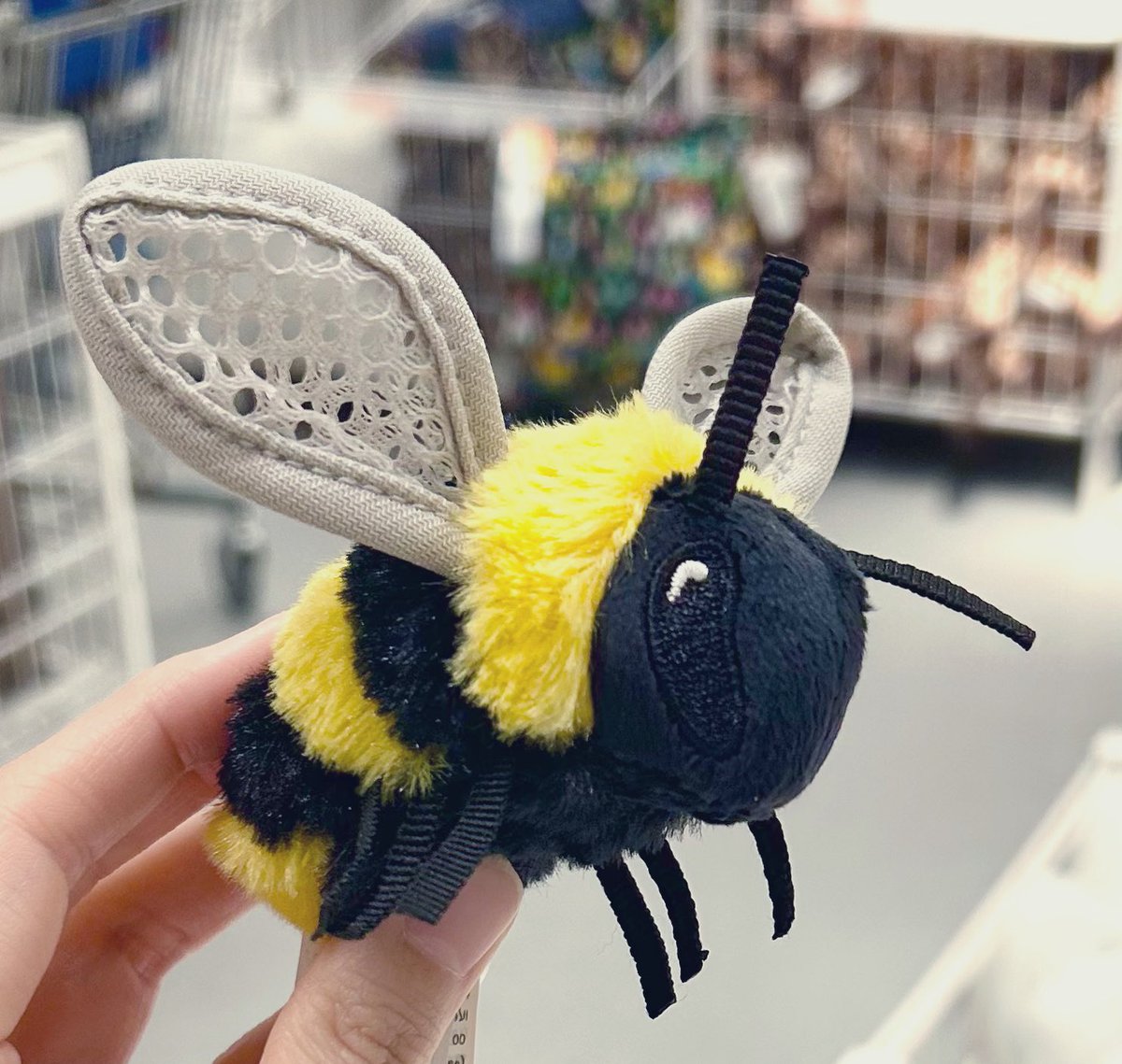 IKEAで可愛いハチのぬいぐるみ見つけて即買い。