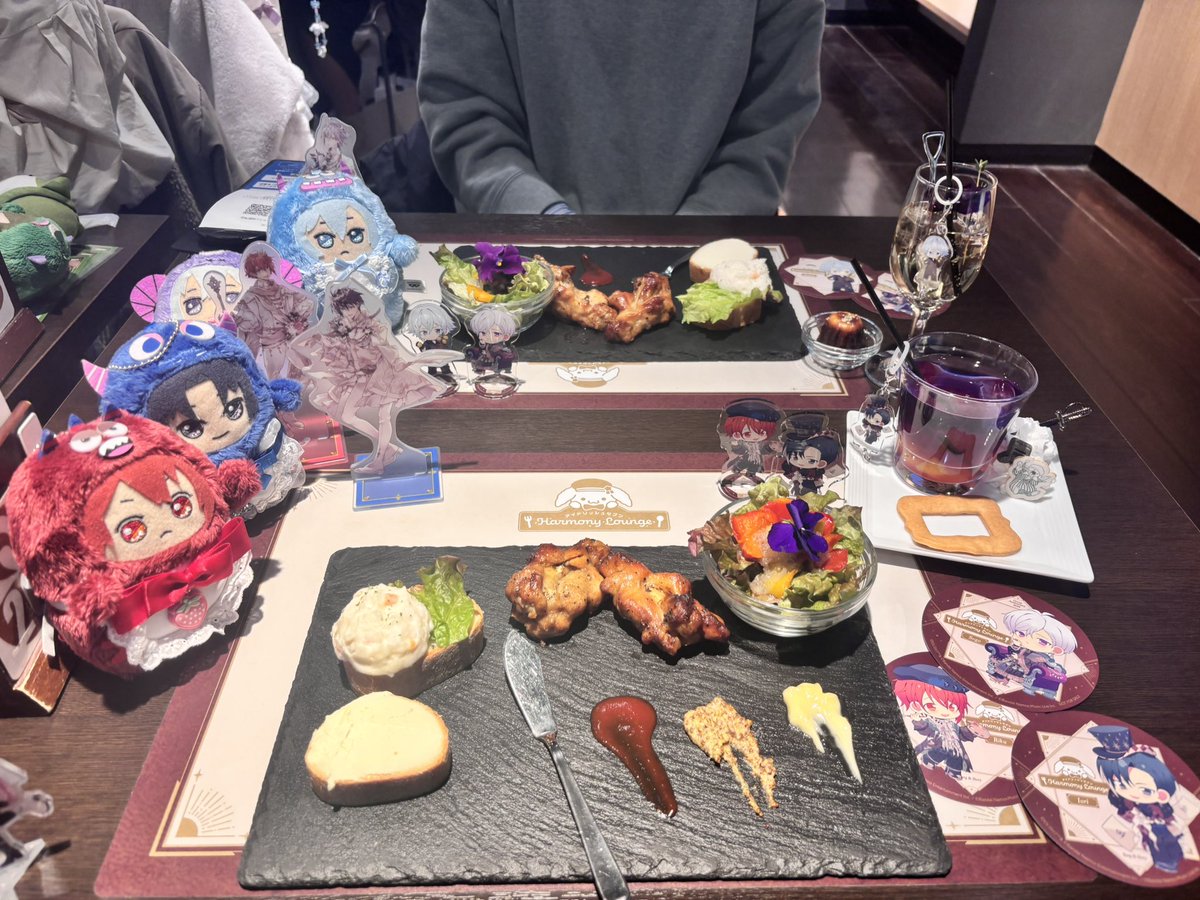 yun1975643's tweet photo. かにちゃんとアニカフェ行ってきたよー😿💕
素敵なマネさんたちとも新たに繋がれてほくそ笑んでおります　交換できて目当てのもの全部𝐺𝐸𝑇できて𝑯𝑨𝑷𝑷𝒀________𓂃 𓈒𓏸💋　団画🎶団画🎶団画……😭😭😭ｳ"ｫ"ｫ"ｫﾝ"(男泣き) https://t.co/w9gD1PAtAO