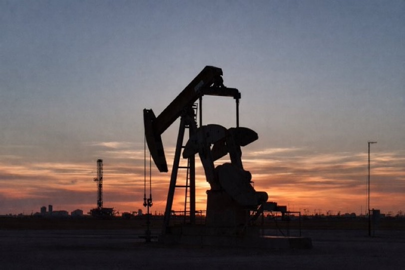 cryptorover's tweet photo. 💥BREAKING: Crude oil prices fall by $17 in two hours on reports of G7 countries considering releasing petroleum reserves. https://t.co/HWIBvnzElc
