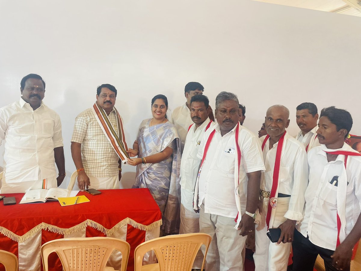 Rajeswaripriya3's tweet photo. இன்று(9/3/26) திருச்சியில், நம் மாண்புமிகு பாரதப் பிரதமர் திரு. நரேந்திர மோடி அவர்கள் மார்ச் 11ஆம் தேதி திருச்சியில் நடைபெறவுள்ள பிரம்மாண்டமான NDA கூட்டணி மாநாட்டில் பங்கேற்க இருப்பதை முன்னிட்டு ஆலோசனை கூட்டம் நடைபெற்றது.

ஆலோசனை கூட்டத்தில் பாசமிகு அண்ணன் பாஜக மாநிலத் தலைவர் திரு நயினார் நாகேந்திரன் MLA அவர்கள் மாநில பொதுச் செயலாளர் திரு. கருப்பு முருகானந்தம் அவர்களுடன் ஆலோசனையில் ஈடுபட்ட தருணம்.