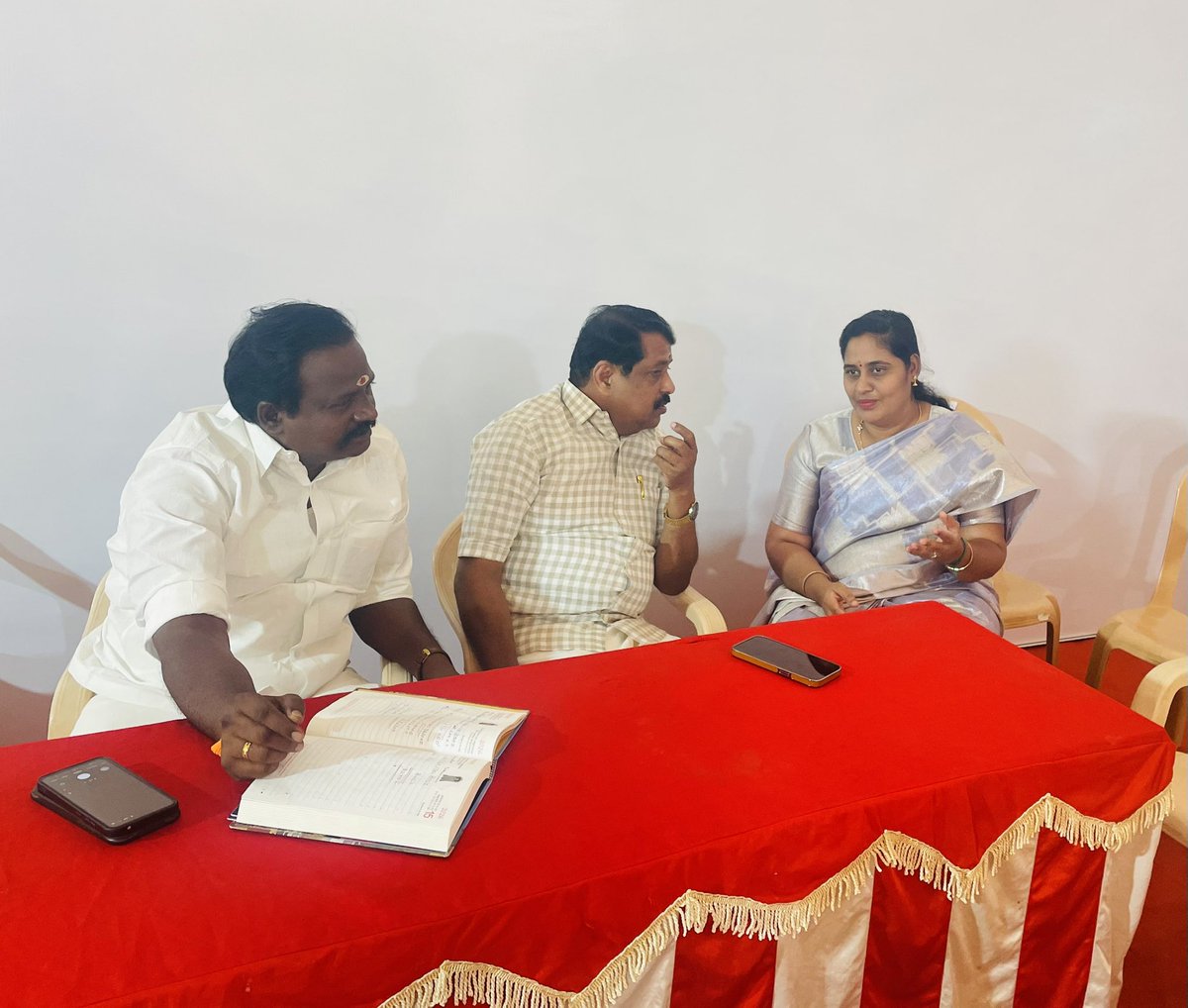 Rajeswaripriya3's tweet photo. இன்று(9/3/26) திருச்சியில், நம் மாண்புமிகு பாரதப் பிரதமர் திரு. நரேந்திர மோடி அவர்கள் மார்ச் 11ஆம் தேதி திருச்சியில் நடைபெறவுள்ள பிரம்மாண்டமான NDA கூட்டணி மாநாட்டில் பங்கேற்க இருப்பதை முன்னிட்டு ஆலோசனை கூட்டம் நடைபெற்றது.

ஆலோசனை கூட்டத்தில் பாசமிகு அண்ணன் பாஜக மாநிலத் தலைவர் திரு நயினார் நாகேந்திரன் MLA அவர்கள் மாநில பொதுச் செயலாளர் திரு. கருப்பு முருகானந்தம் அவர்களுடன் ஆலோசனையில் ஈடுபட்ட தருணம்.