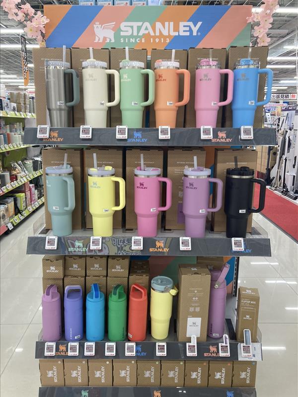 niigata_bic's tweet image. (2*ゝω•)o[ カラフルスタンレー ]o
#スタンレー #Stanley のカラフルなタンブラー／水筒が集合❣

お家でもお外でも美味しい飲み物を❢
豊富なカラーでお待ちしています♪