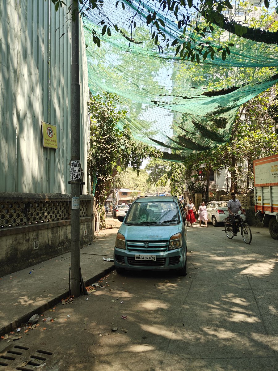 KothariNameet's tweet photo. @MTPHereToHelp @SoningraRahi These are photos from 20 mins ago from the same place which was emptied on Saturday but again all cars are parked here. https://t.co/M6VEdqSHmA