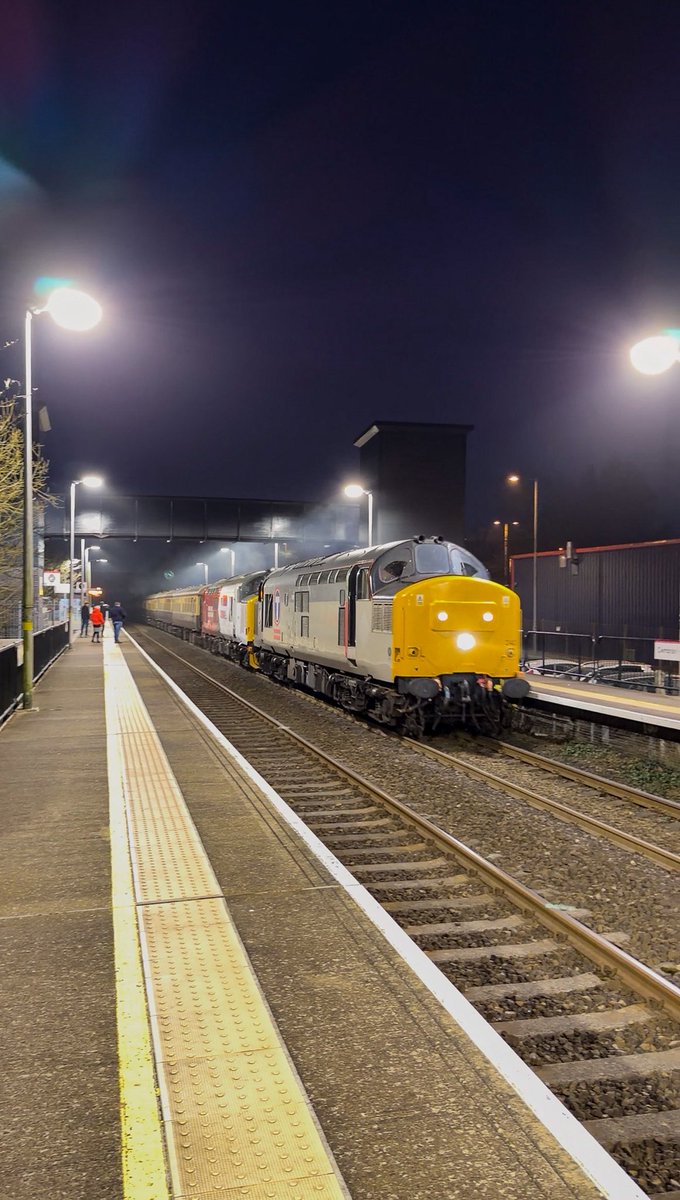 DWattsphotos's tweet image. What a sight and what a sound. So glad I was able to catch this my local station with my daughter.

🚂 | 37240 + 37418
💺 | @Vintage_Trains 
📍 | Cwmbrân 
🗓️ | 07.03.2926

#train #trainspotter #class43