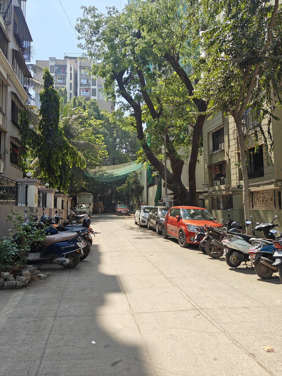 KothariNameet's tweet photo. @MTPHereToHelp @SoningraRahi These are photos from 20 mins ago from the same place which was emptied on Saturday but again all cars are parked here. https://t.co/M6VEdqSHmA