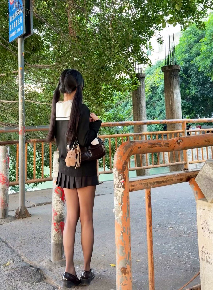 黑色显腿长哇咔咔…#反差 #聊天 #女大