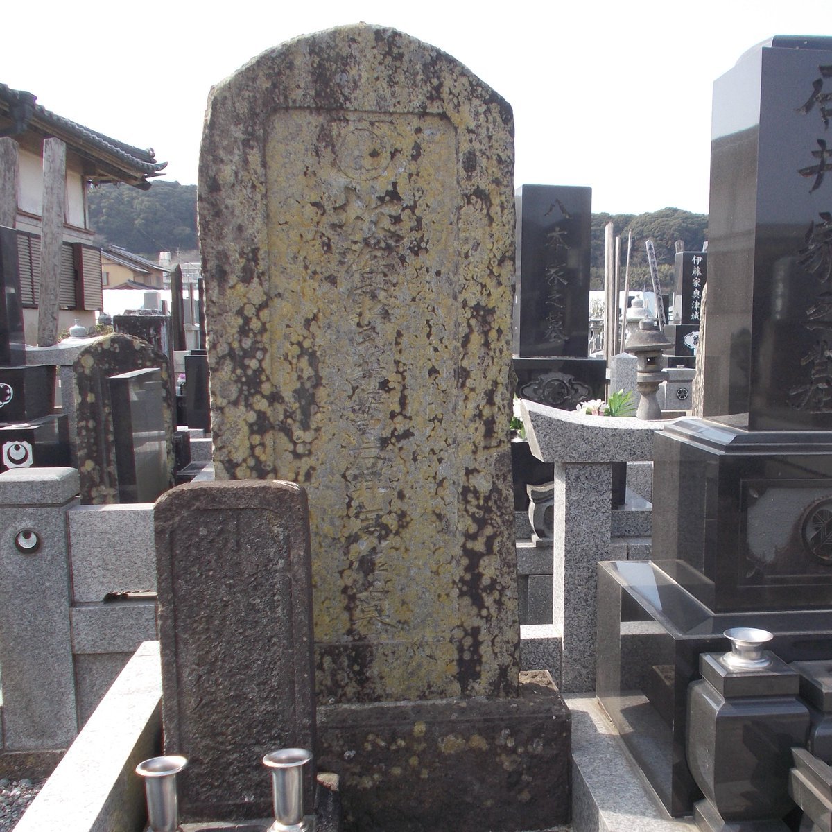 散歩で通りかかったところの墓地　昭和20年3月9日から10日にかけての東京大空襲で2歳の妹も含め両親兄弟姉妹7人が死亡し海軍に入った兄は軽巡洋艦大淀で18歳で戦死して家族が全滅している　年齢から推測するに学童疎開中で一家で一人だけ助かったと思われる女児が戦後になって親戚とともに建立した墓石