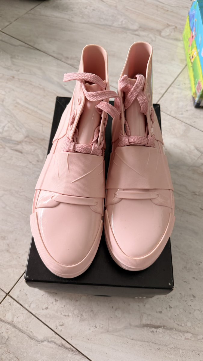 jisungsook's tweet photo. sepatu melisa uk 38 belum pernah dipake samsek, -dusnya bukan yg seharusnya, diganti soalnya dus aslinya terlalu besar 😩🤏🏻 price 350k https://t.co/58pEjoy2xm
