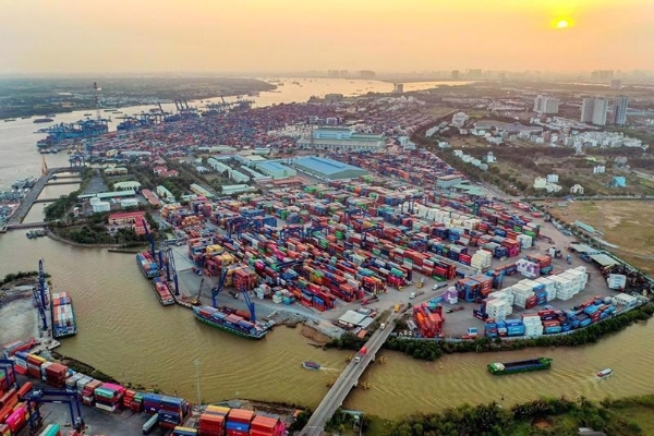 AUSAVINA2's tweet photo. The ongoing conflict in the Middle East is exerting significant pressure on the import-export and logistics activities of businesses in Ho Chi Minh City, Vietnam🇻🇳
🚢HCMC exports face 7-10 day delays and shipping surcharges amid Middle East conflict.

Source: VnEconomy https://t.co/Pub2RNeZ08