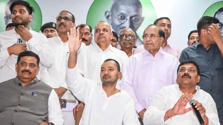 बिहार के मुख्यमंत्री नीतीश कुमार के बेटे निशांत कुमार रविवार को जनता दल (यूनाइटेड) में शामिल हो गए।
 उन्होंने कहा कि वह पार्टी संगठन को मजबूत करने के लिए काम करेंगे।
 निशांत को पार्टी मुख्यालय में केंद्रीय मंत्री राजीव रंजन सिंह ‘ललन’ और पार्टी के राष्ट्रीय कार्यकारी अध्यक्ष संजय