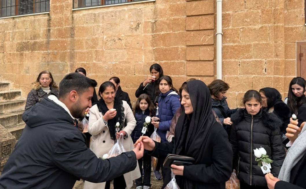 SyriacPress's tweet image. Handing out white roses after Sunday Mass on International Women's Day (March 8) at the Mor Ahisnoya Church in Medyad (Midyat), Tur Abdin. Organized by the Syriac Orthodox Church Foundation.

#InternationalWomensDay #IWD #8March #Medyad #Midyat #TurAbdin #Women #Syriac