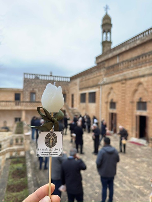 SyriacPress's tweet image. Handing out white roses after Sunday Mass on International Women's Day (March 8) at the Mor Ahisnoya Church in Medyad (Midyat), Tur Abdin. Organized by the Syriac Orthodox Church Foundation.

#InternationalWomensDay #IWD #8March #Medyad #Midyat #TurAbdin #Women #Syriac