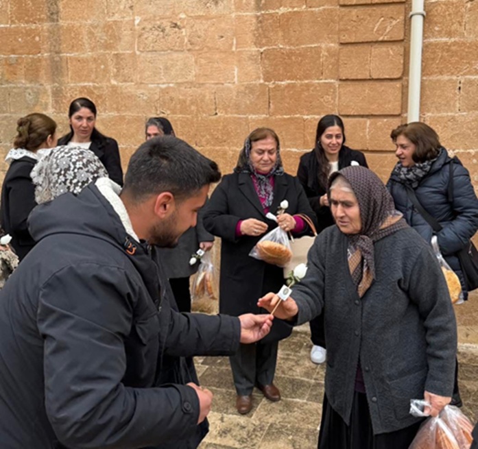 SyriacPress's tweet image. Handing out white roses after Sunday Mass on International Women's Day (March 8) at the Mor Ahisnoya Church in Medyad (Midyat), Tur Abdin. Organized by the Syriac Orthodox Church Foundation.

#InternationalWomensDay #IWD #8March #Medyad #Midyat #TurAbdin #Women #Syriac