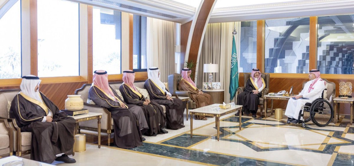 alothmanholding's tweet photo. شرف الأستاذ خالد الحبيل، الرئيس التنفيذي للموارد البشرية للمجموعة وعضو مجلس إدارة جمعية طويق، بالمشاركة في تقديم التقرير السنوي لصاحب السمو الملكي الأمير سعود بن نايف. ونفخر في شركة العثمان القابضة بشراكتنا مع الجمعية لدعم تنمية الكفاءات الوطنية بما يتماشى مع رؤية 2030 https://t.co/NUWVQrJgUL
