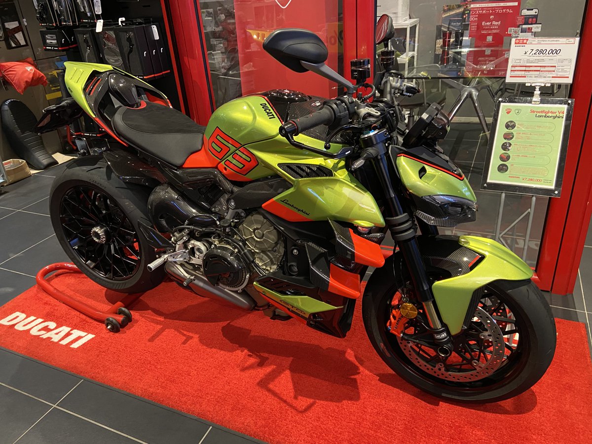 maruyu0307's tweet photo. 昨日仕事の合間時間にDUCATIへ。
V2に跨ってエンジン掛けたらバイク欲が再来しました🥹

イタリア車はロマンしかない！！！ https://t.co/IRx9VlORMF