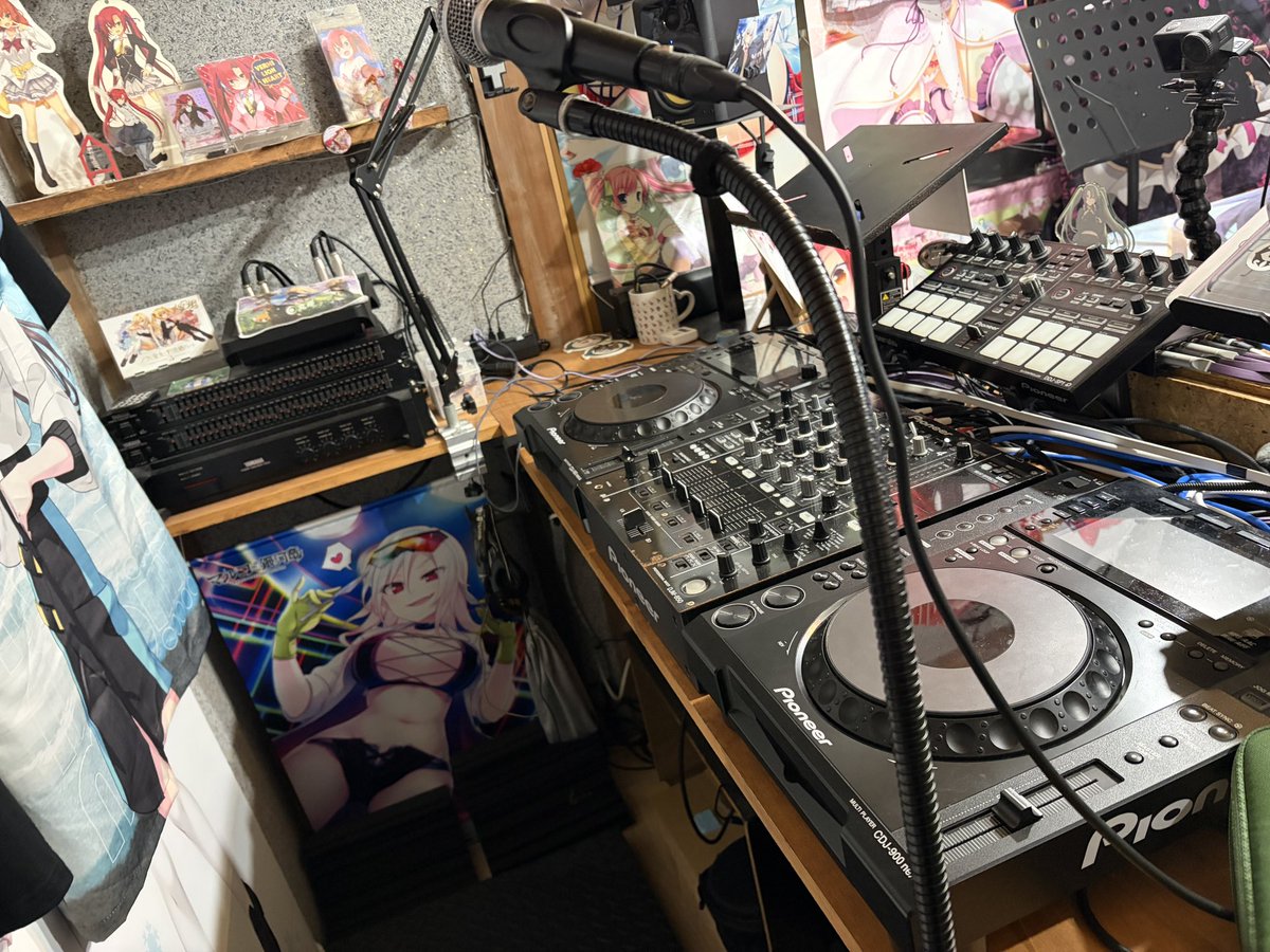 本日ベースを受け取り、我が家にDJ機材、キーボード、ベースが揃った🙄

キーボードメインに、ベースサブで頑張るぞ💪