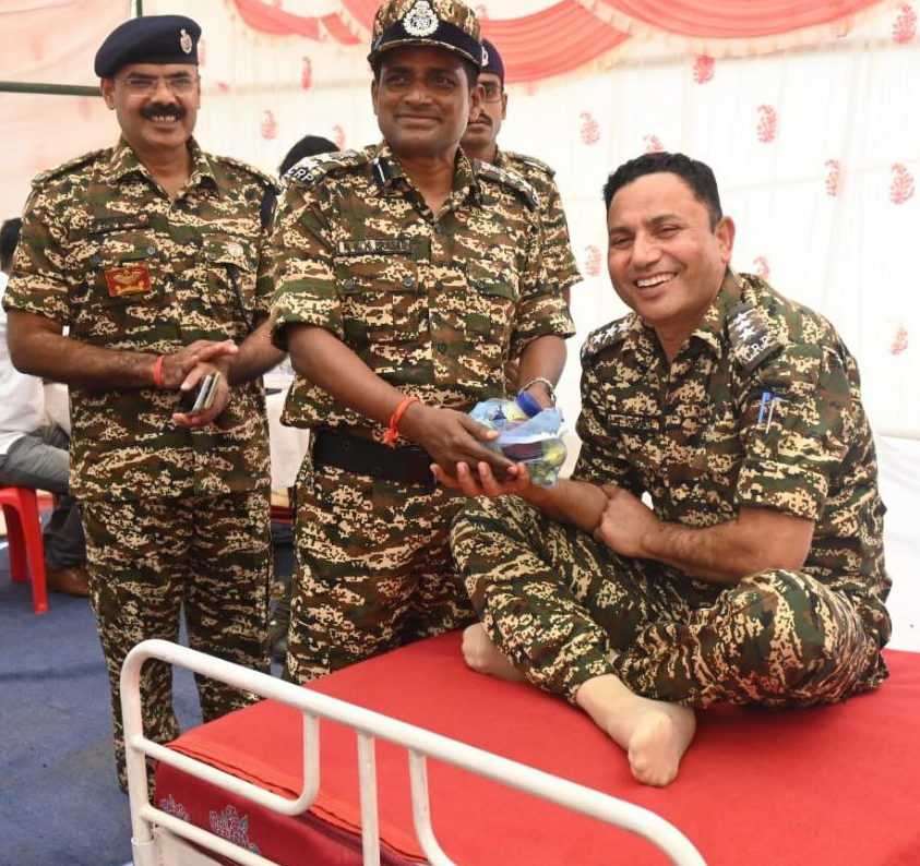 FaujiF36182's tweet photo. CRPF jawans mark their 87th Foundation Day by donating blood in Dantewada, Chhattisgarh
A true example of service to nation and humanity. 🇮🇳 #CRPF #BloodDonation Med camp Jai Hind CRPF Women's Day India Siraj Wins #Tejran 🩸 #रक्तदानमहादान Virat Kohli https://t.co/W0KJNjB1j6