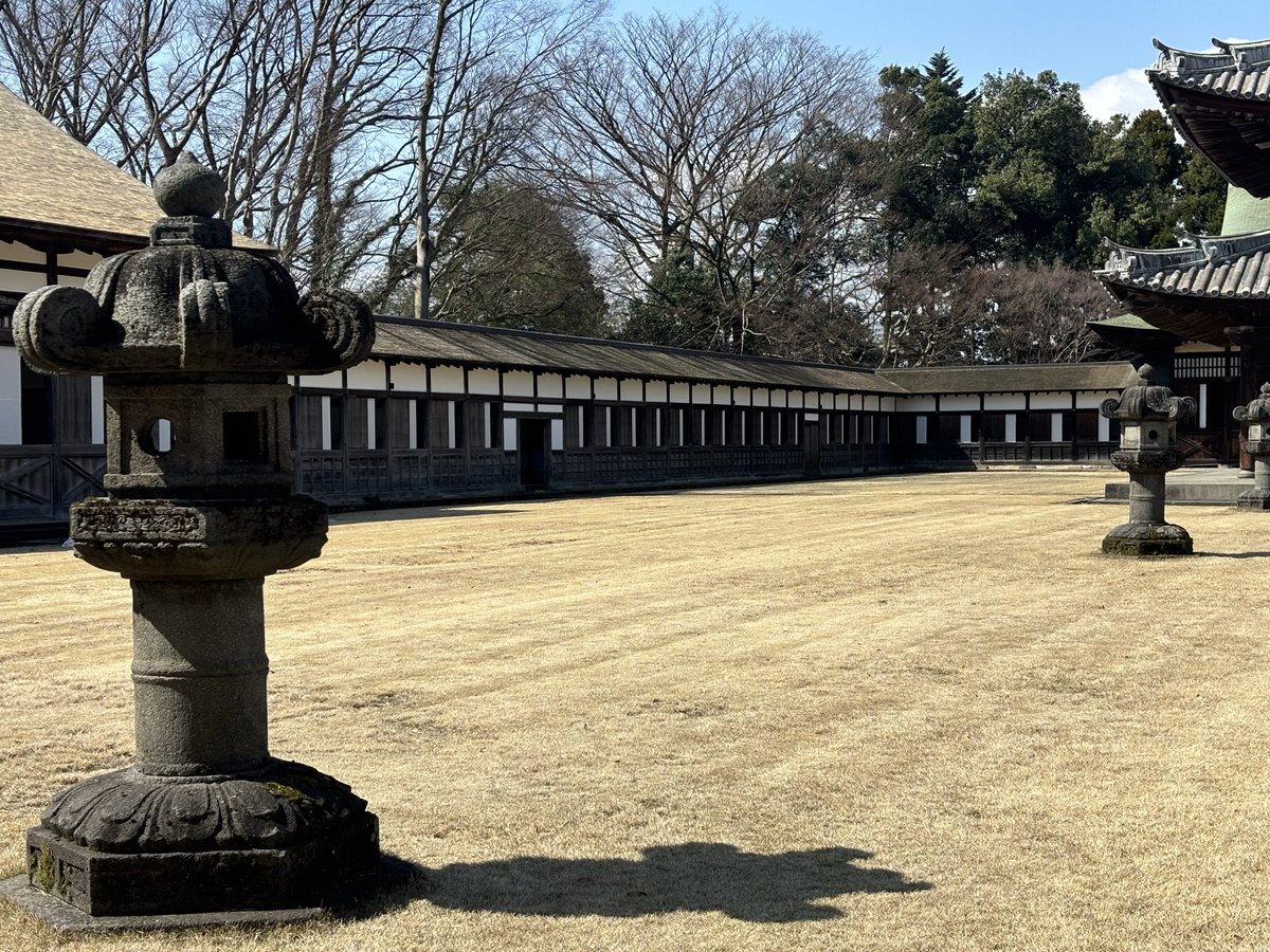 iririn0710's tweet photo. 瑞龍寺の開口と外壁の割り付けが見事なプロポーション.
障子の割り付けに合わせて微妙に開き方を変えているところも住職の方のこだわりを感じる.
日本の古典建築なのにどこか修道院的な回廊性もあり、プロポーションにはモダンも感じる不思議な体験. https://t.co/rmJ5fRMpJQ