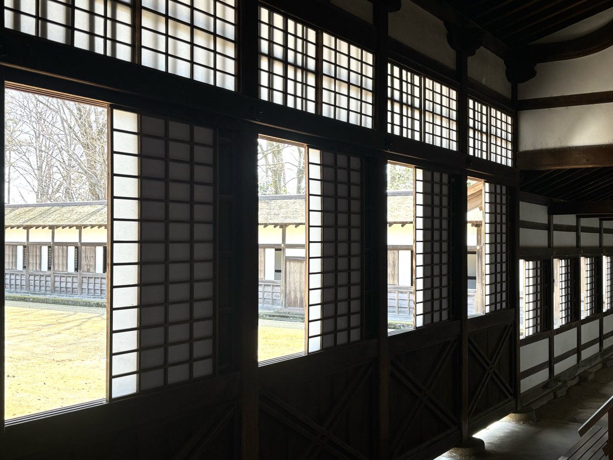 iririn0710's tweet photo. 瑞龍寺の開口と外壁の割り付けが見事なプロポーション.
障子の割り付けに合わせて微妙に開き方を変えているところも住職の方のこだわりを感じる.
日本の古典建築なのにどこか修道院的な回廊性もあり、プロポーションにはモダンも感じる不思議な体験. https://t.co/rmJ5fRMpJQ