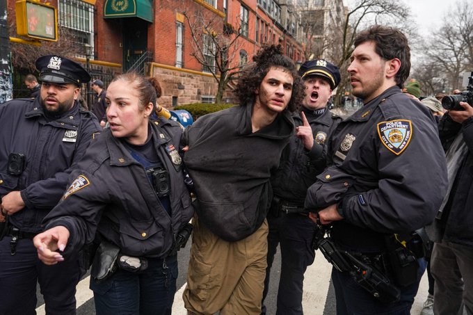 PatrioteEngager's tweet photo. 🇺🇸 Tentative d’#attentat islamiste contre une manif anti-#islam à New York Amir Belat 18 ans et Ibrahim Nic 19 ans ont lancé deux engins #explosifs fonctionnels conçus pour mutiler et #tuer pro-#Daesh ils s’étaient rendus en Turquie https://t.co/MSE1plwv65