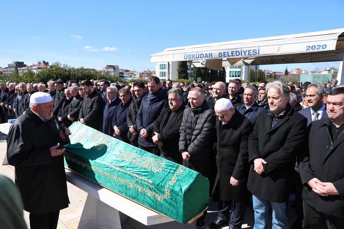 suleymansoylu's tweet photo. Kıymetli hemşehrimiz, değerli dostumuz Hamdi Safi’yi bu mübarek günde; sevenleri, dostları, arkadaşları ve yakınlarıyla birlikte Hakk’a uğurladık.
Başta İsmail Safi olmak üzere tüm ailesine, akrabalarına ve yakınlarına sabır ve başsağlığı diliyorum.
Merhum Hamdi Safi’ye Cenab-ı Allah’tan rahmet, mekânının cennet olmasını niyaz ediyorum.