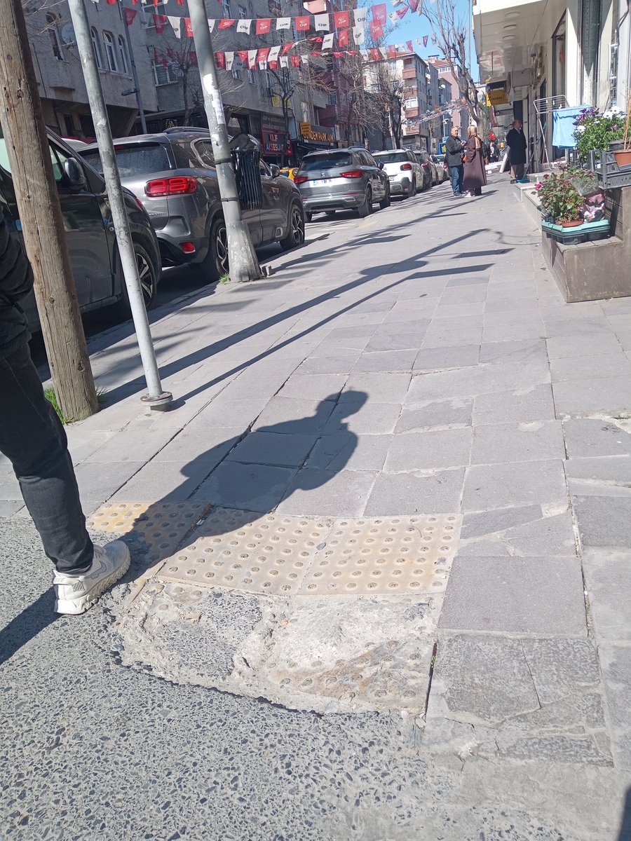 Gunay317's tweet photo. @muhtarhakan @IBBcozummerkezi Çınar mahallesi Osman Gazi caddesi no 8/a bora çiçekçilik önünde kaldırımda çökme var onarım   gerekiyor teşekkürler. https://t.co/pYelLR05Dh