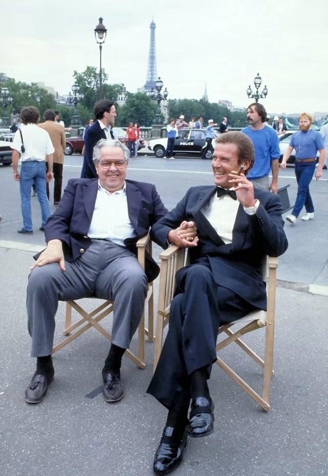 KevBot_007's tweet photo. The friendship between Roger & Cubby will always be so endearing.
#MooreMonday
#JamesBond ⚪️⚪️⚪️🔴 https://t.co/hVflqQA6U7