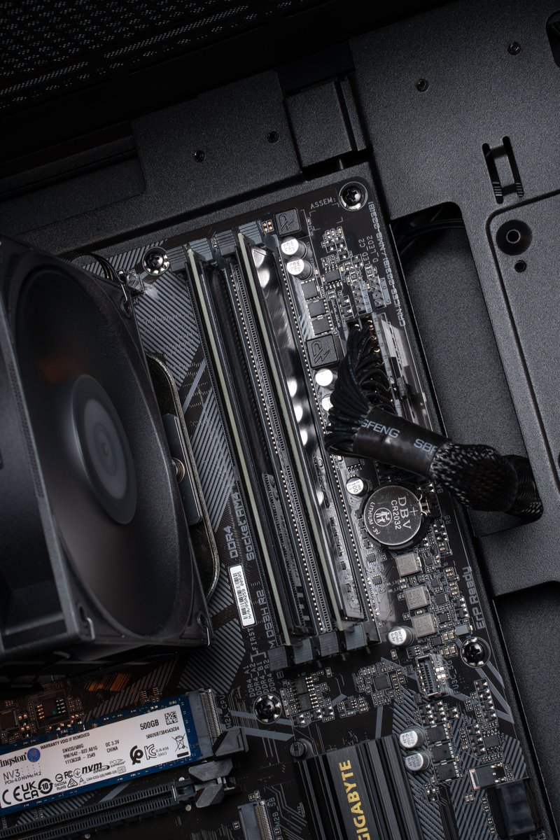 materielnet's tweet image. 𝐑𝐄𝐕𝐎𝐋𝐓 : une porte d'entrée vers le #gamingpc, qui embarque le processeur AMD Ryzen 7 5700G, 8 cœurs au compteur et avec un chipset graphique intégré pour jouer confortablement en 1080p ✌️

👉 materiel.net/produit/202601…