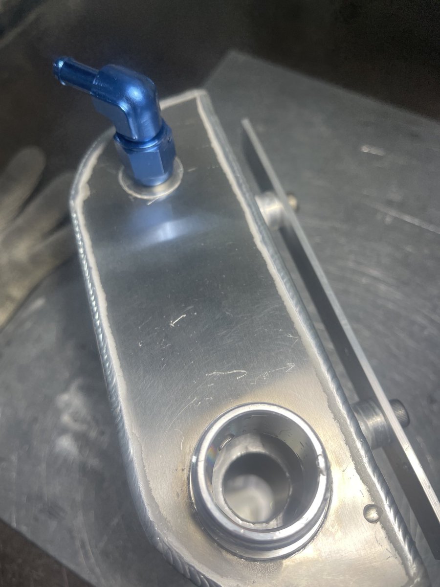 DJhiroMAEDA's tweet photo. シルビアS13 S14 S15 180SX用
ラジエーターリザーバータンク
試作品です　取引先のシルビア 180SX系ショップさんからの問い合わせで完成しました👍
タンク下部は助手席側のタイヤハウスに干渉する為
R加工しましたタイヤハウスにピタリと付けば良いのですが合わせてみないとわかりません😅
元々はS14 15の純正ラジエーターリザーバータンクがありましたが経年劣化で割れるので
コンパクトにエアクリへ外気を当てやすくする為の形状で純正の置き換え品として使いたいとシルビア180SX用で取り付け位置も助手席エアークリの側に付くようにとの条件ですシルビア系車種統一設計にしたいとのご要望です
LLCのレベルゲージはオミットしゲージはLLCが漏れるためキャップを外して目視で
確認したいとの注文です
色々ありますが
取り付け写真が出来ましたらまた
報告します‼️
